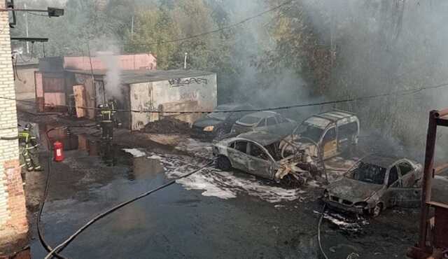 В Подмосковье загорелись автомобили рядом со зданием ГИБДД