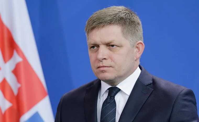 Фицо назвал неприемлемыми заявления Зеленского о возможной атаке на параде
