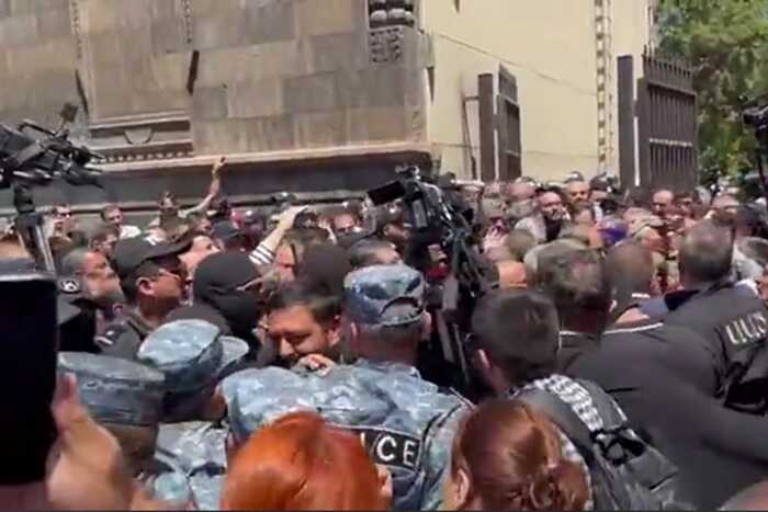 Силовики не смогли задержать архиепископа Микаэла Аджапахяна в резиденции католикоса Армении