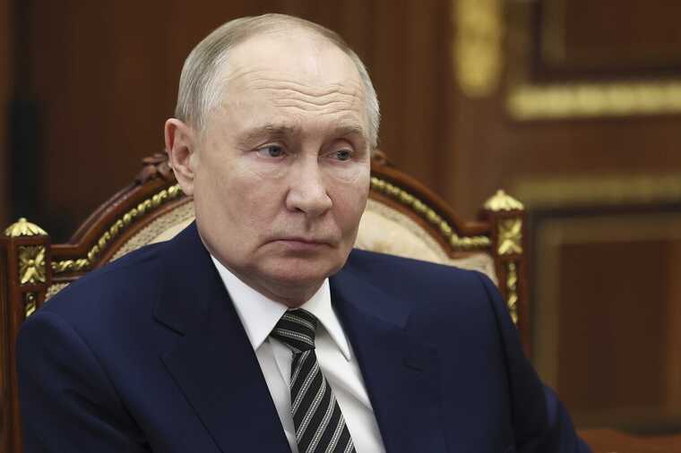 Владимир Путин одобрил допуск лиц без гражданства к службе в армии по контракту