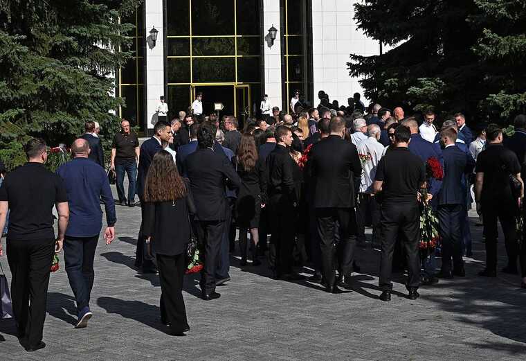 Новость о венке от Путина на церемонии прощания со Старовойтом исчезла с сайта РИА