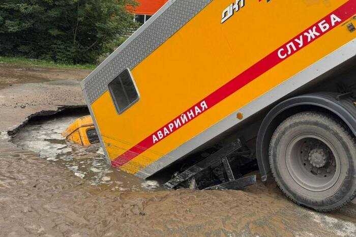 Коммунальная техника в Новосибирске утонула на месте аварии, которую ехала чинить