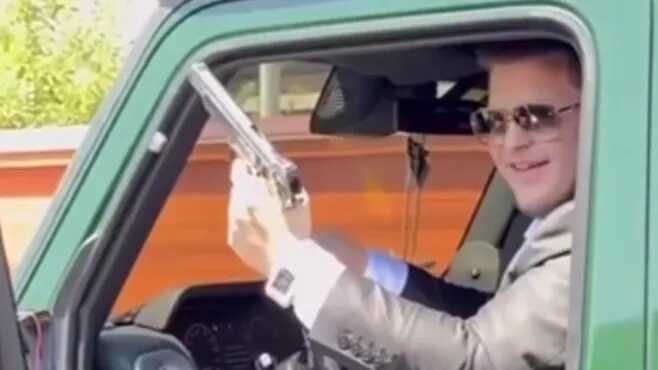 В Сети появилось видео 17-летнего Адама Кадырова за рулем автомобиля