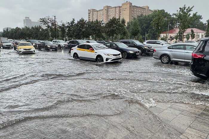 Рекордный тропический ливень в Москве: за два часа выпала месячная норма осадков