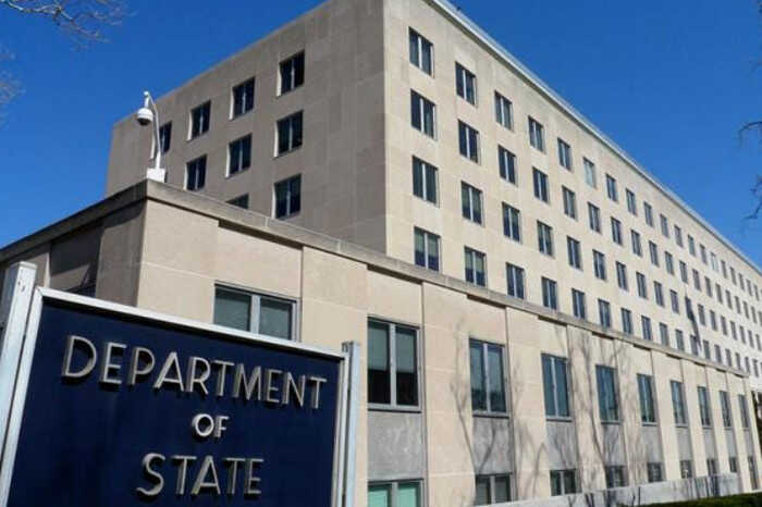 Госдеп США уволил 1350 сотрудников, включая экспертов по Украине и России, что вызвало критику со стороны демократов