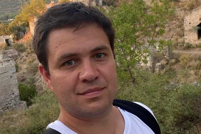 Главред «Базы» 10 часов провёл в тонированном автобусе у здания СК