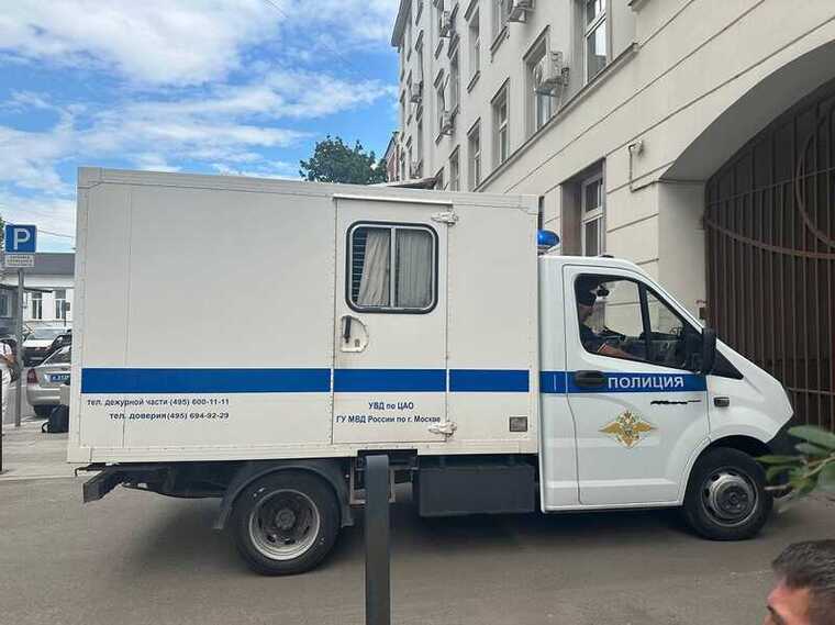 К Замоскворецкому суду подъехал автозак для главреда и продюсера «Базы» по делу о взятках