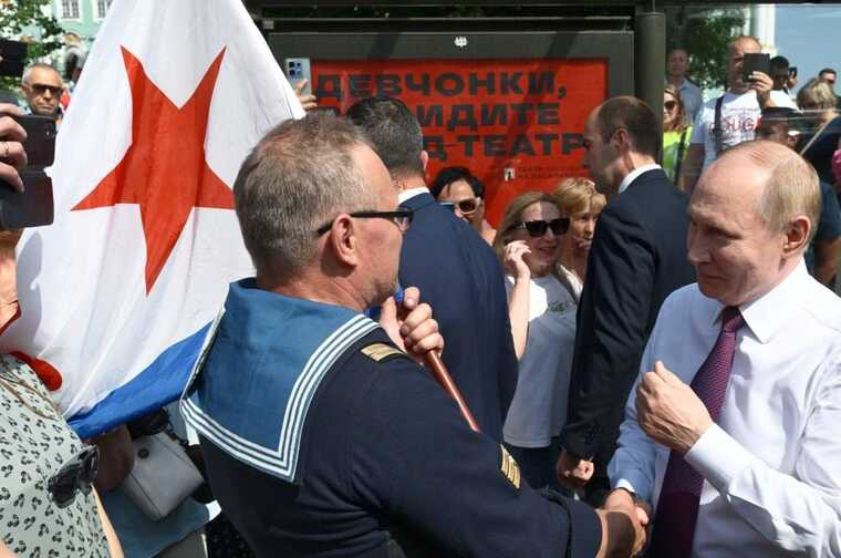Путин показался публике спустя год и получил награду от Патрушева