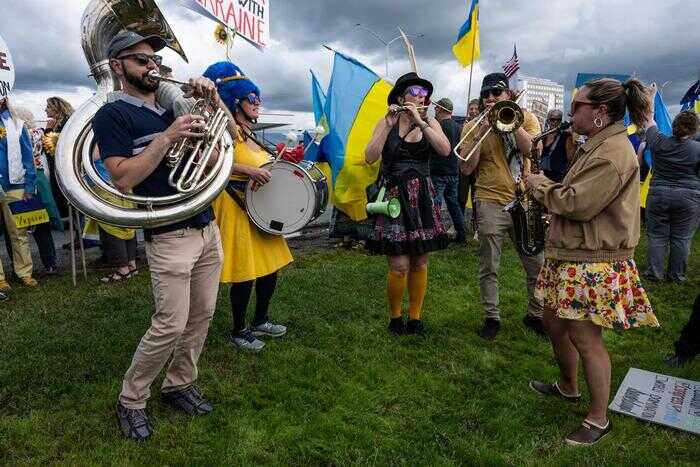 Накануне встречи Байдена и Путина в Анкоридже прошел проукраинский митинг против Трампа