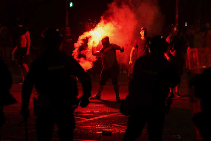 В Сербии вспыхнули массовые протесты: поджоги, стычки и сотни пострадавших полицейских